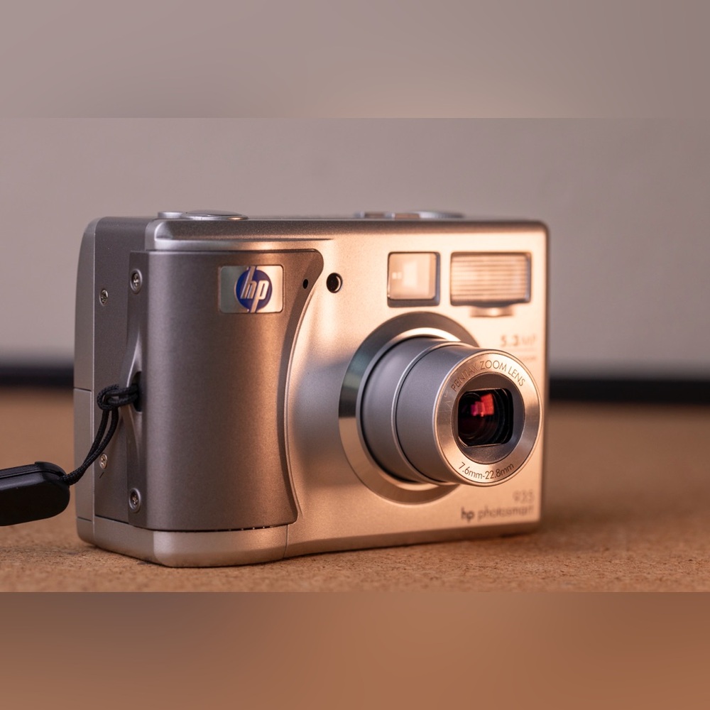 Hewlett Packard PhotoSmart 935 5.3MP 21x Zoom Digital Camera - Picture 3 of 11
